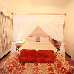 Zimmer mit Kingsize-Bett
